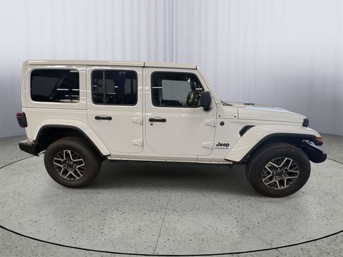 Used 2025 Jeep Wrangler Unlimited Sahara AWD/4WD image 6