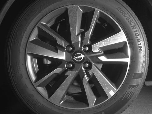 Used 2025 Nissan Versa SV FWD image 12