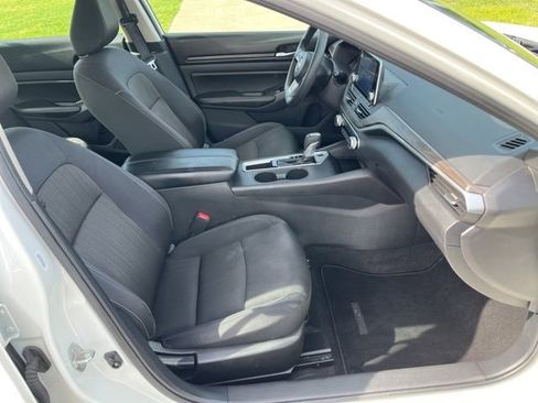 Used 2025 Nissan Altima 2.5 SV FWD image 15