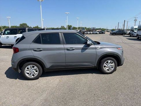 Used 2023 Hyundai Venue SE FWD image 2