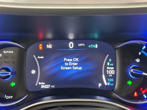 Used 2023 Chrysler Pacifica Touring-L w/ Uconnect Theater Family Group image 18