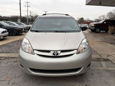 Used 2010 Toyota Sienna LE image 2