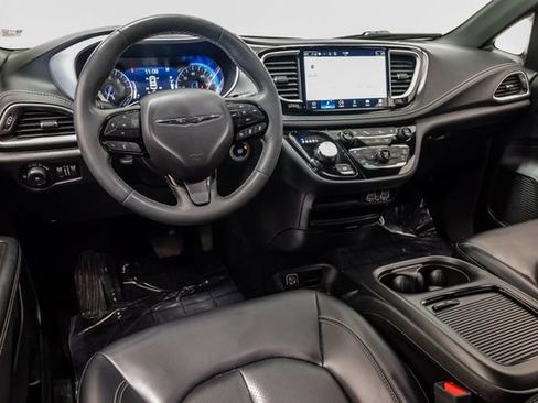 Used 2023 Chrysler Pacifica Touring-L w/ S Appearance Package AWD/4WD image 7