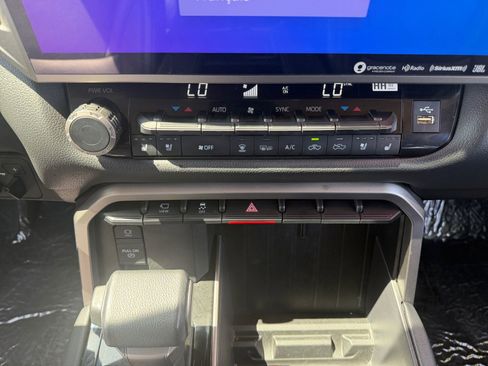 Used 2024 Toyota Tundra Limited AWD/4WD image 17