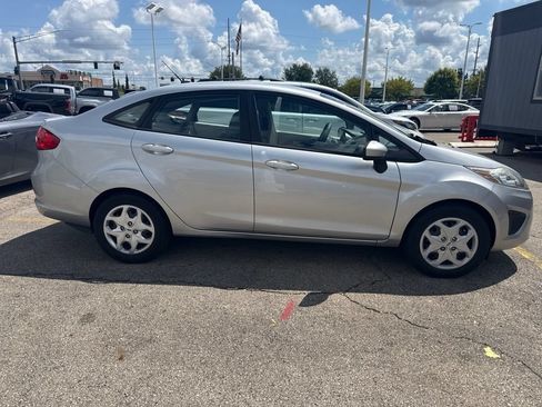 Used 2012 Ford Fiesta SE w/ Super Fuel Economy Pkg FWD image 2