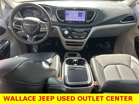 Certified 2023 Chrysler Pacifica Touring-L image 16