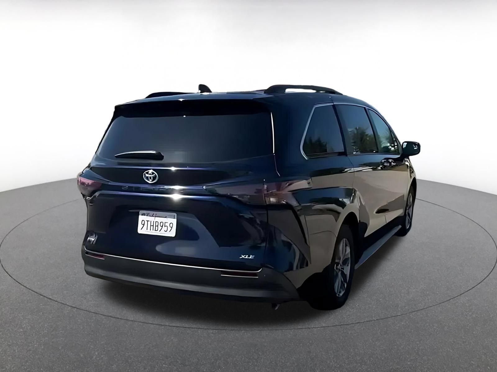 Used 2025 Toyota Sienna XLE FWD image 14