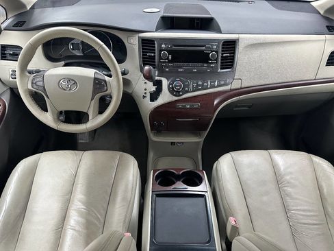 Used 2011 Toyota Sienna XLE image 2