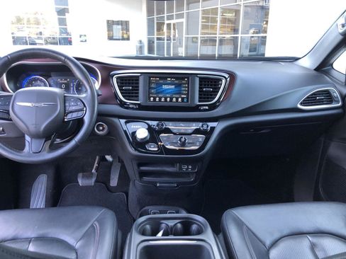 Used 2020 Chrysler Pacifica Touring-L image 11