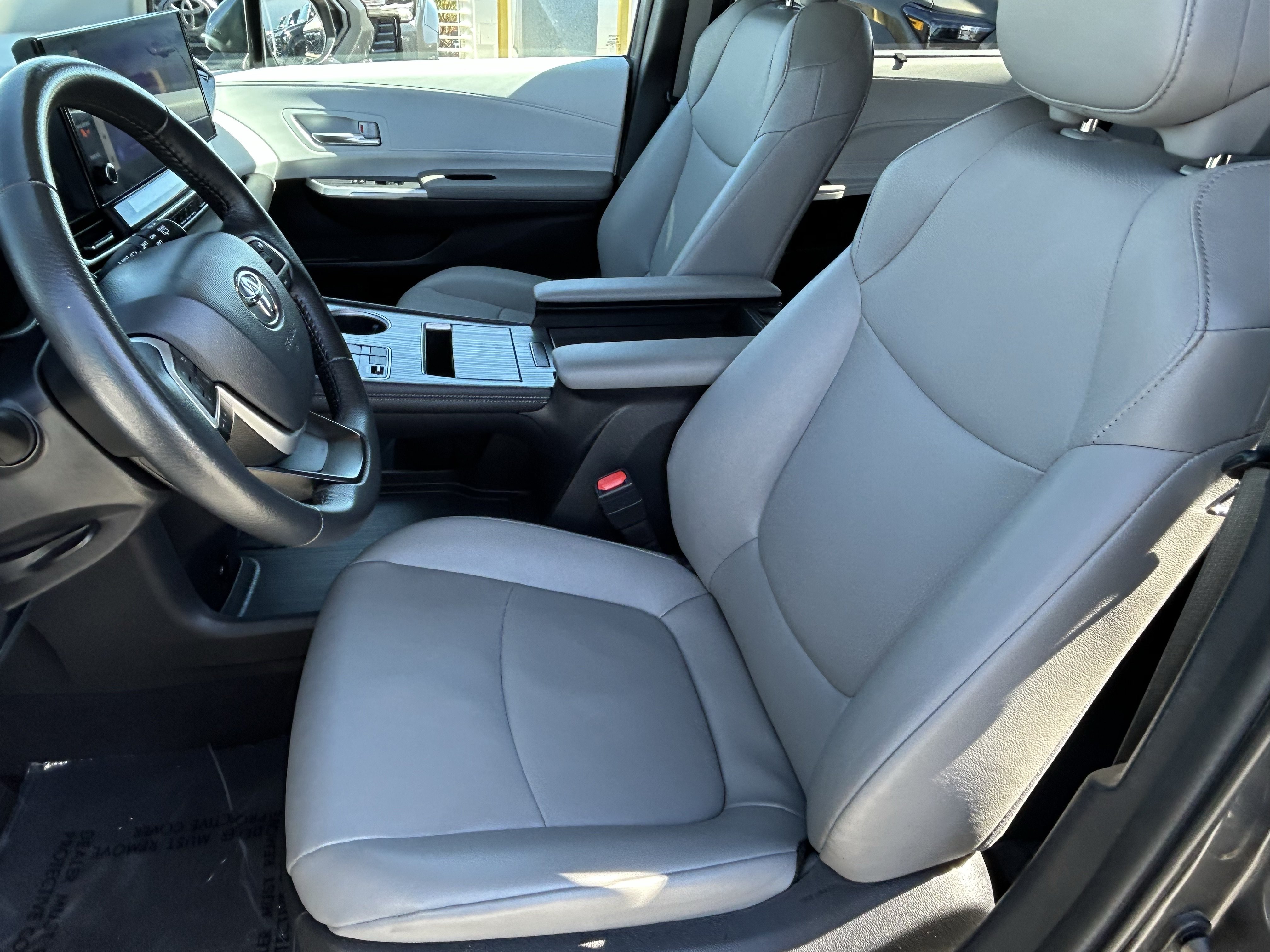 Certified 2025 Toyota Sienna XLE FWD image 16