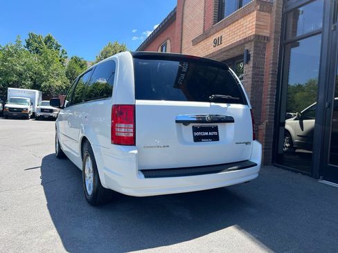 Used 2009 Chrysler Town & Country Touring FWD image 6