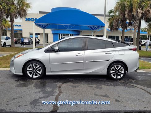 Used 2016 Toyota Prius Four Touring image 2