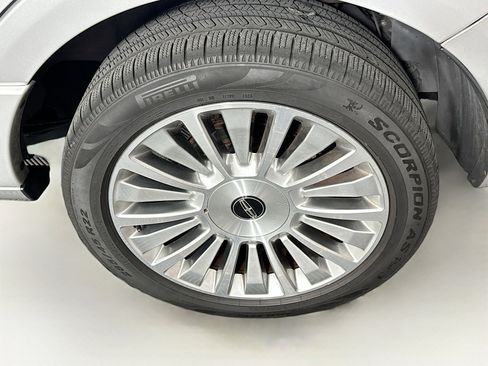 Used 2017 Lincoln Navigator Select image 11