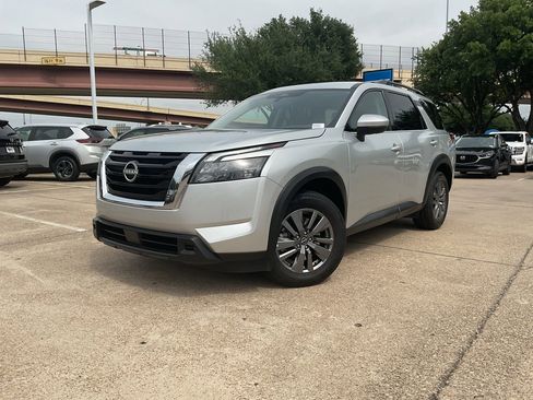 Used 2025 Nissan Pathfinder SV FWD image 2