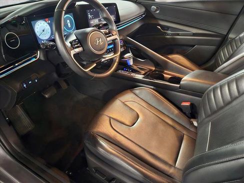 Used 2022 Hyundai Elantra Limited image 10