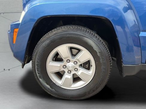 Used 2010 Jeep Liberty Sport w/ Popular Equipment Group AWD/4WD image 30