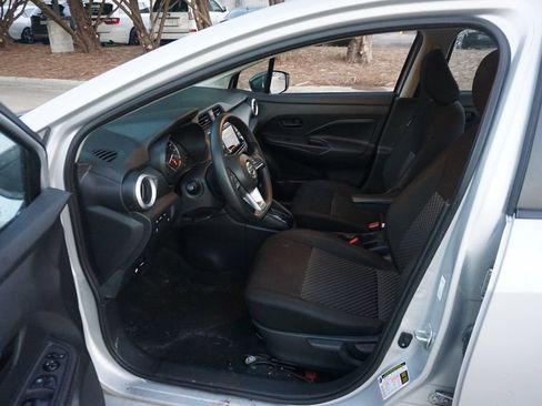 Used 2021 Nissan Versa S FWD image 2