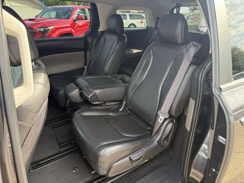 Used 2025 Kia Carnival FWD image 14