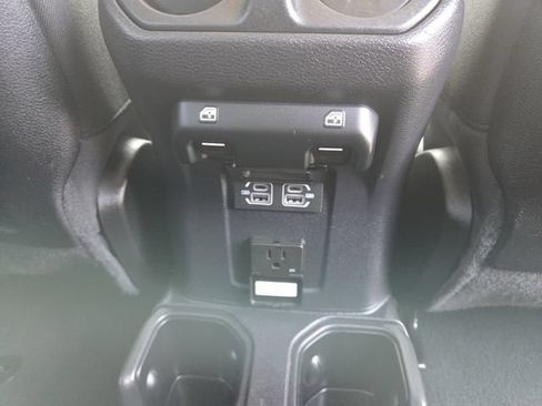 Used 2022 Jeep Wrangler Unlimited Rubicon AWD/4WD image 16