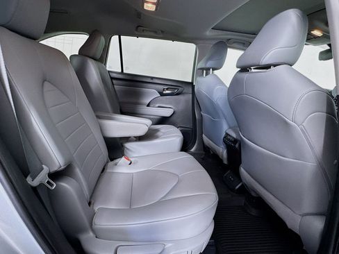 Used 2020 Toyota Highlander XLE image 27