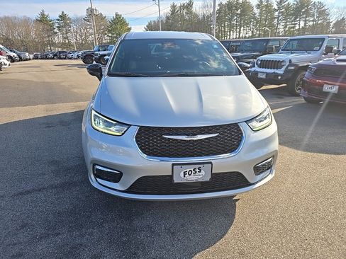 New 2026 Chrysler Pacifica Select image 2