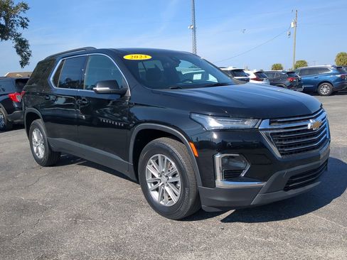 Used 2023 Chevrolet Traverse LT image 2