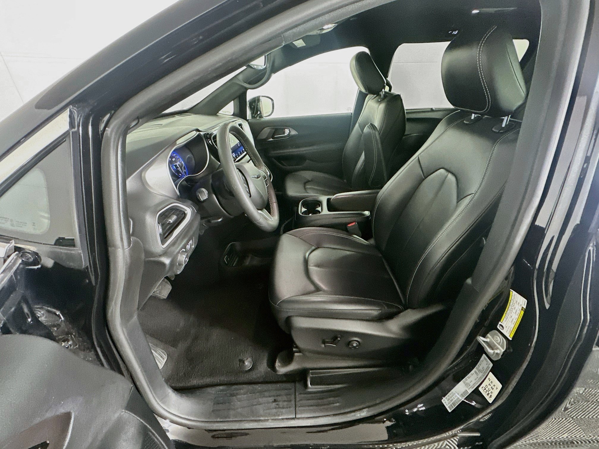 Used 2025 Chrysler Pacifica Select FWD image 13
