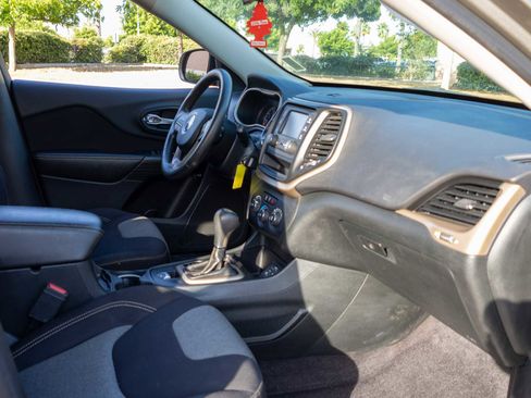Used 2016 Jeep Cherokee Sport image 22