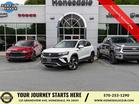 Used 2023 Volkswagen Taos SE w/ Panoramic Sunroof Package AWD/4WD image 1