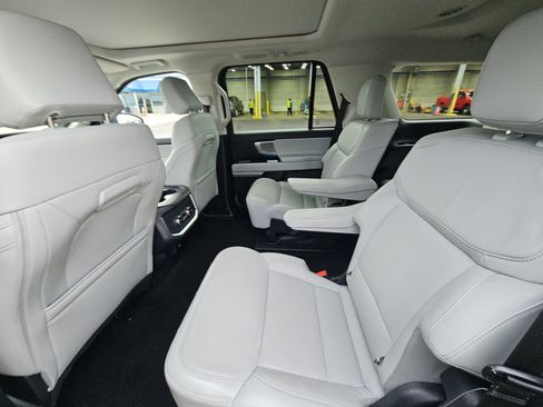 Used 2025 Ford Expedition Platinum image 18