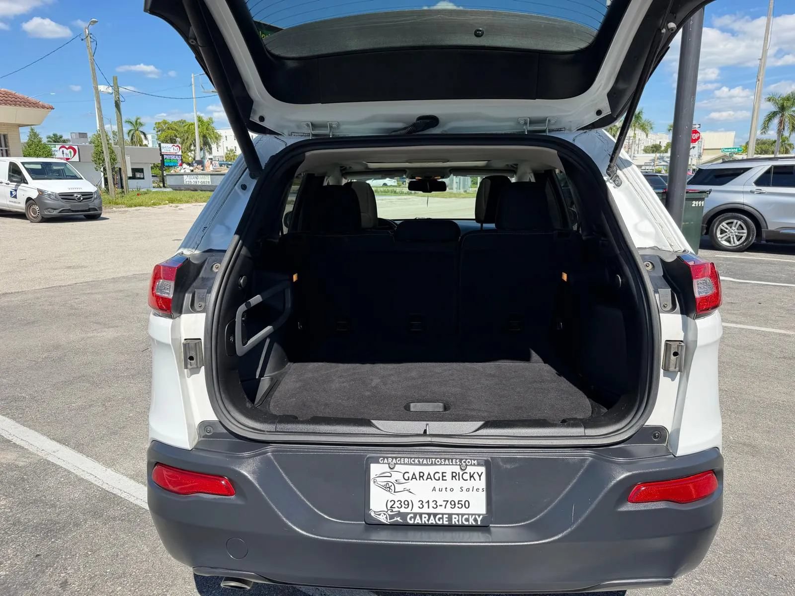 Used 2015 Jeep Cherokee Latitude w/ Comfort/Convenience Group FWD image 38