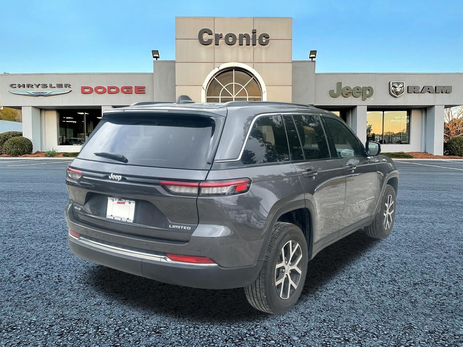 Used 2024 Jeep Grand Cherokee Limited w/ Trailer Tow Package AWD/4WD image 3
