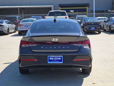 Used 2025 Hyundai Elantra Sport FWD image 5