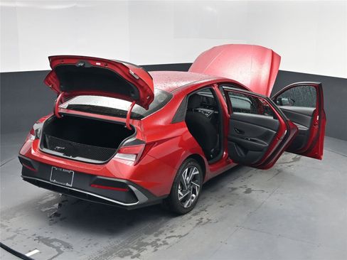 Certified 2025 Hyundai Elantra Sport image 23