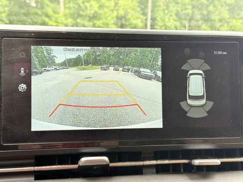 Used 2024 Kia Carnival EX FWD image 6