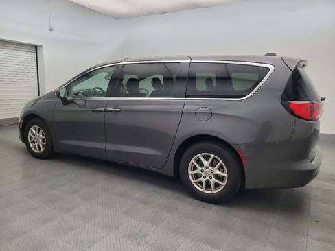 Used 2022 Chrysler Voyager LX FWD image 3