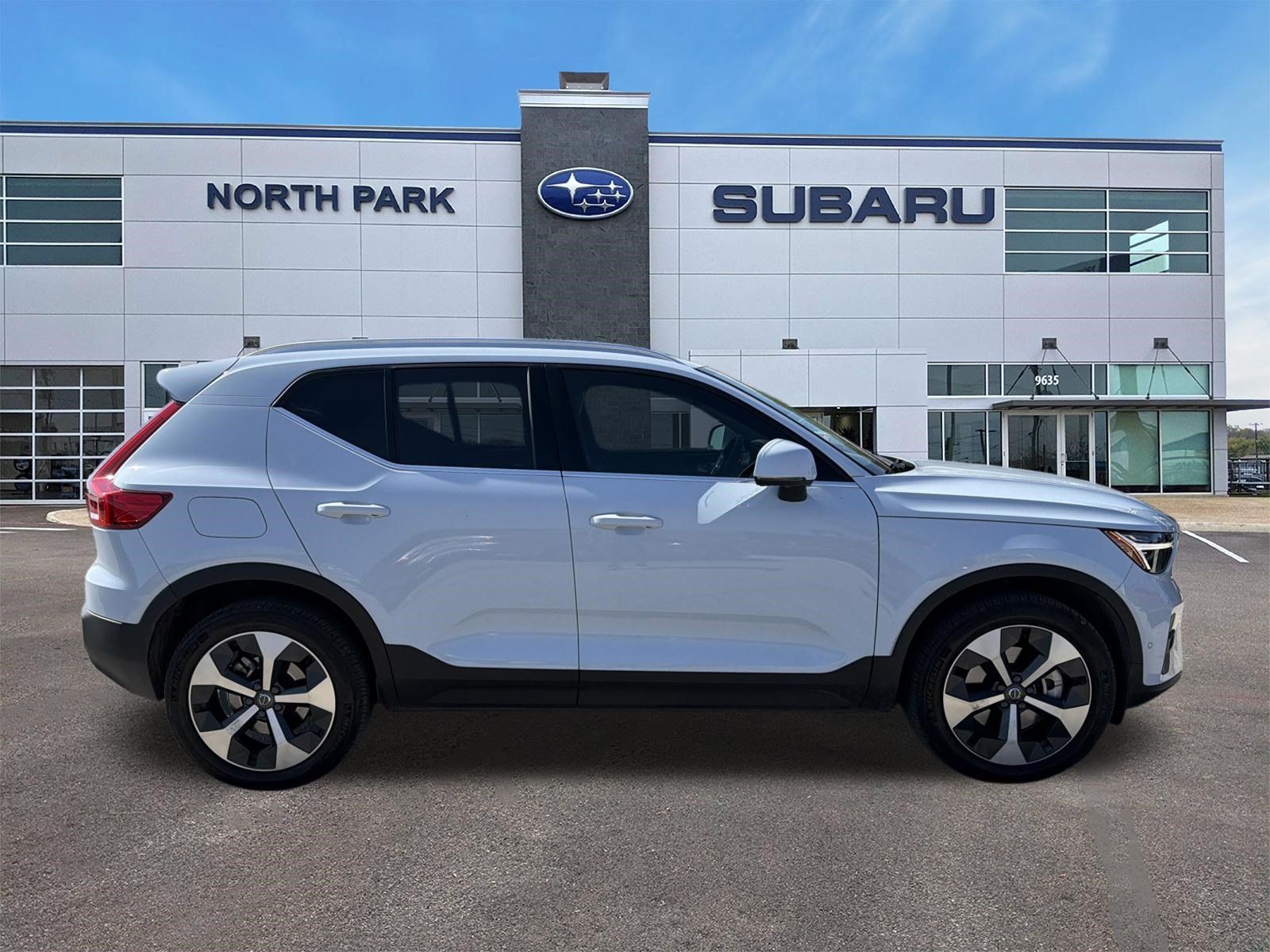 Used 2025 Volvo XC40 B5 Plus AWD/4WD image 2