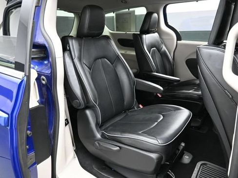Used 2020 Chrysler Pacifica Limited FWD image 32