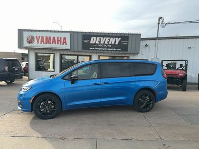 New 2026 Chrysler Pacifica Select w/ S Appearance Package