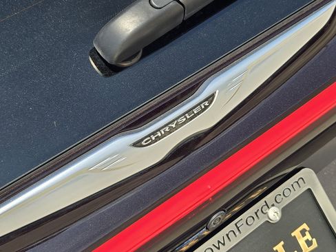 Used 2023 Chrysler Pacifica Touring-L image 12