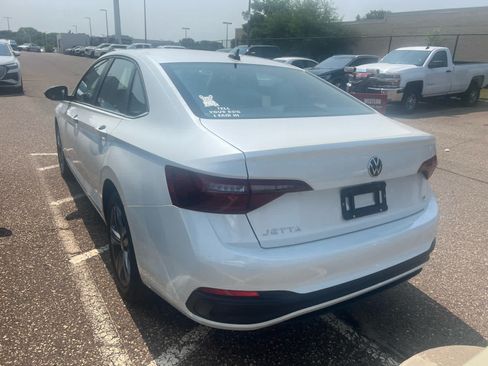 Used 2023 Volkswagen Jetta SE FWD image 4