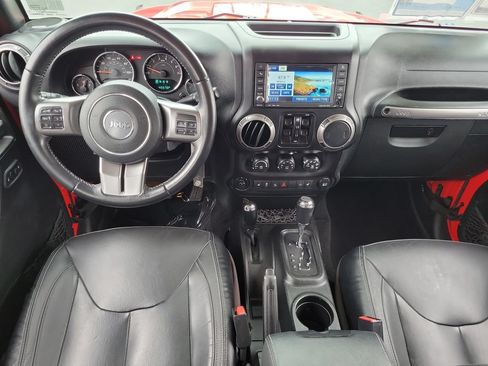Used 2018 Jeep Wrangler Unlimited Sahara AWD/4WD image 4