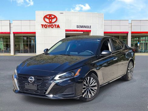 Used 2024 Nissan Altima 2.5 SV image 1