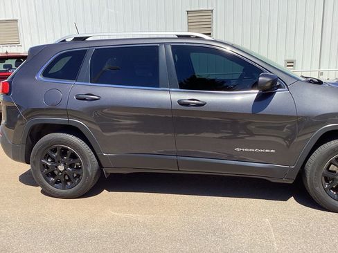 Used 2017 Jeep Cherokee Latitude image 5