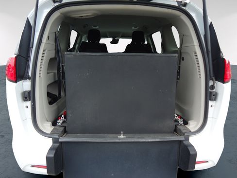 Used 2023 Chrysler Voyager LX FWD image 6