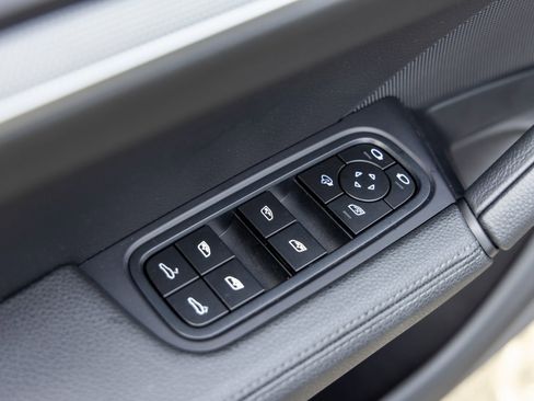 Certified 2025 Porsche Cayenne Coupe image 23