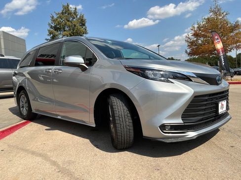 Used 2025 Toyota Sienna XLE FWD image 4