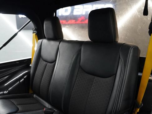 Used 2016 Jeep Wrangler Sport AWD/4WD image 13