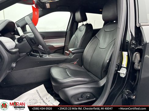 Used 2023 Jeep Compass Latitude image 11