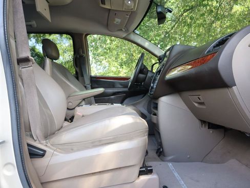 Used 2014 Chrysler Town & Country Touring FWD image 23